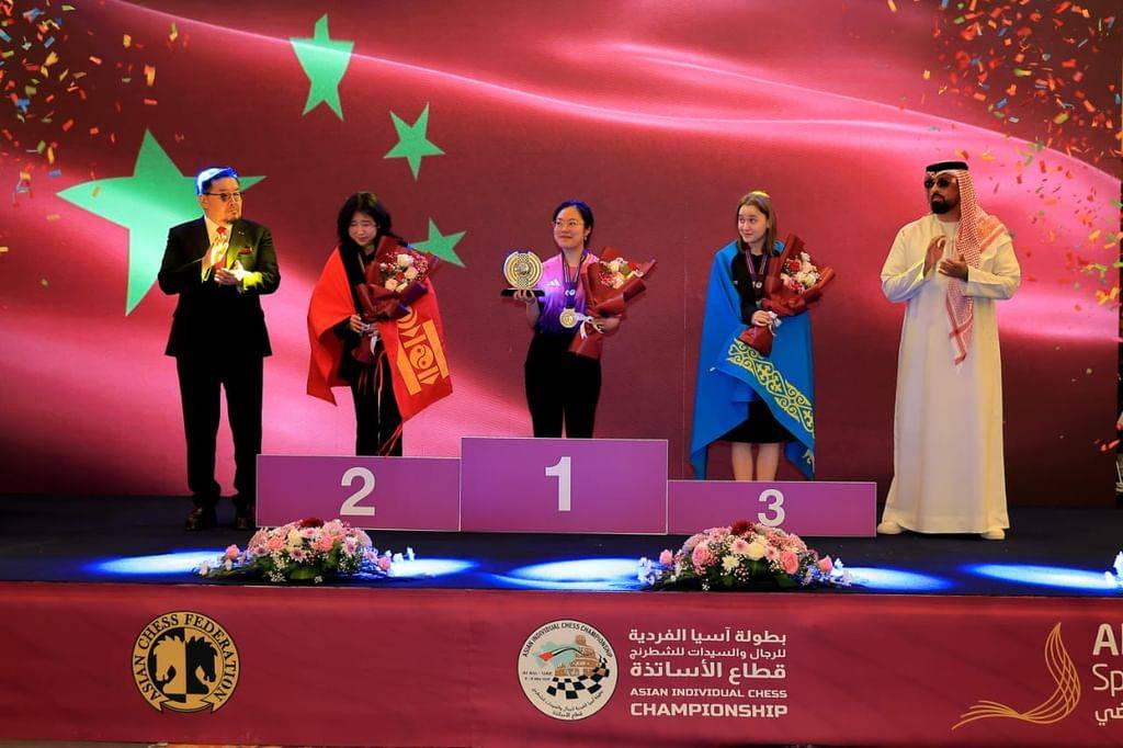 سلطان بن خليفة خلال تكريم الفائزات