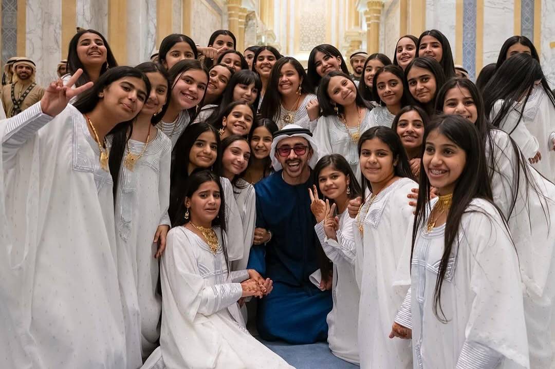«شيخ التواضع».. احتفاء واسع بعفوية عبدالله بن زايد مع الأطفال خلال استقبال ترامب