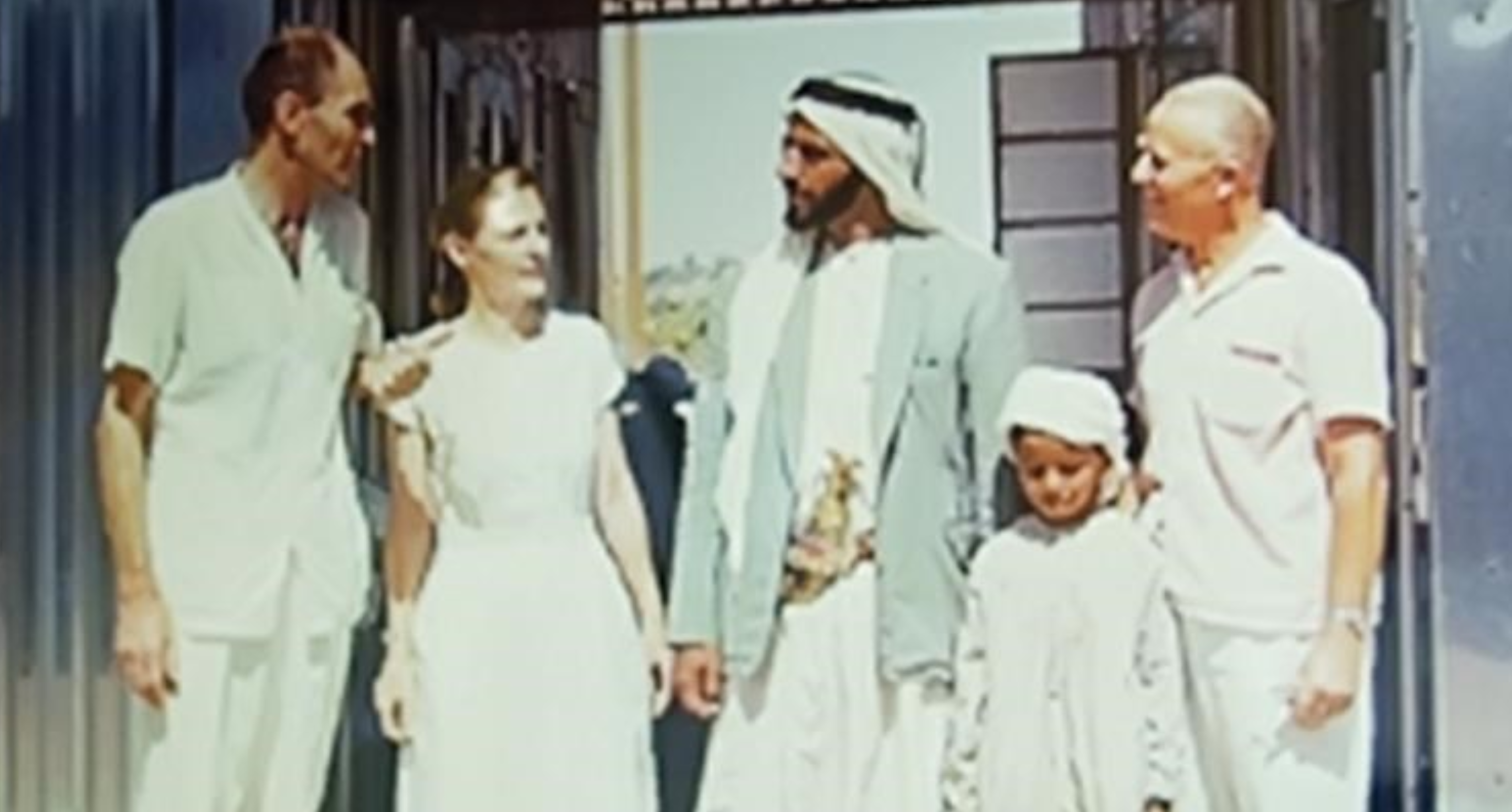 المؤسس زايد مع الطبيان كينيدي في زيارة للمستشفى