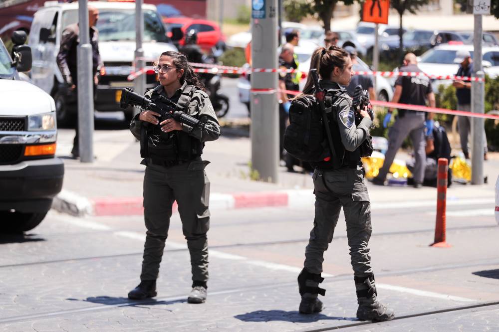 جريح جراء عملية طعن في القدس ومقتل المنفذ