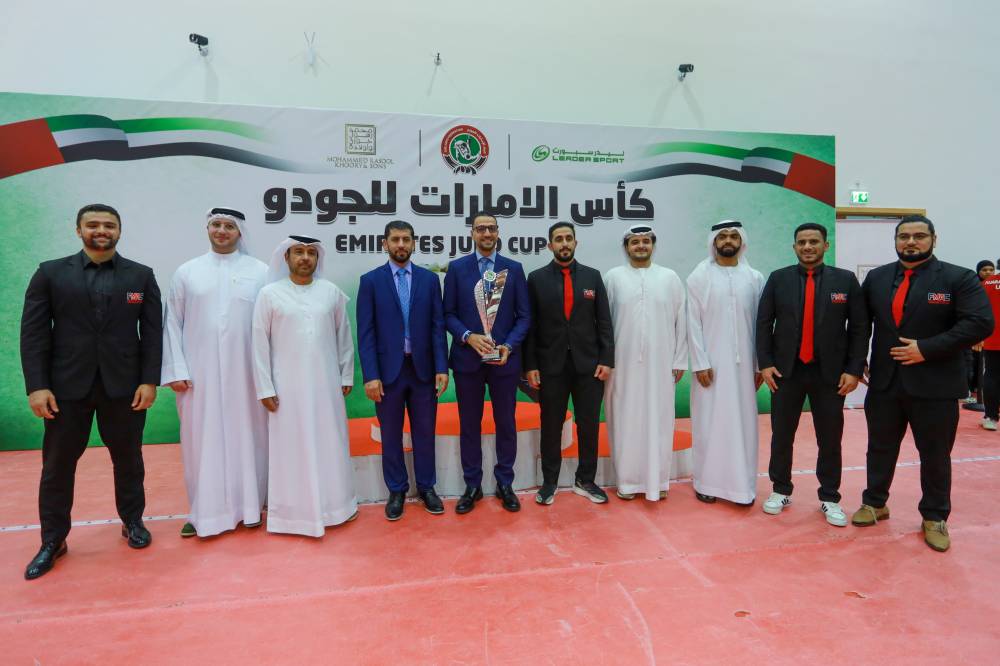 لقطة تذكارية على هامش تسليم الدرع