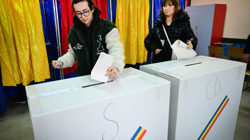 الرومانيون يتوجهون إلى مراكز الاقتراع في جولة إعادة الانتخابات الرئاسية