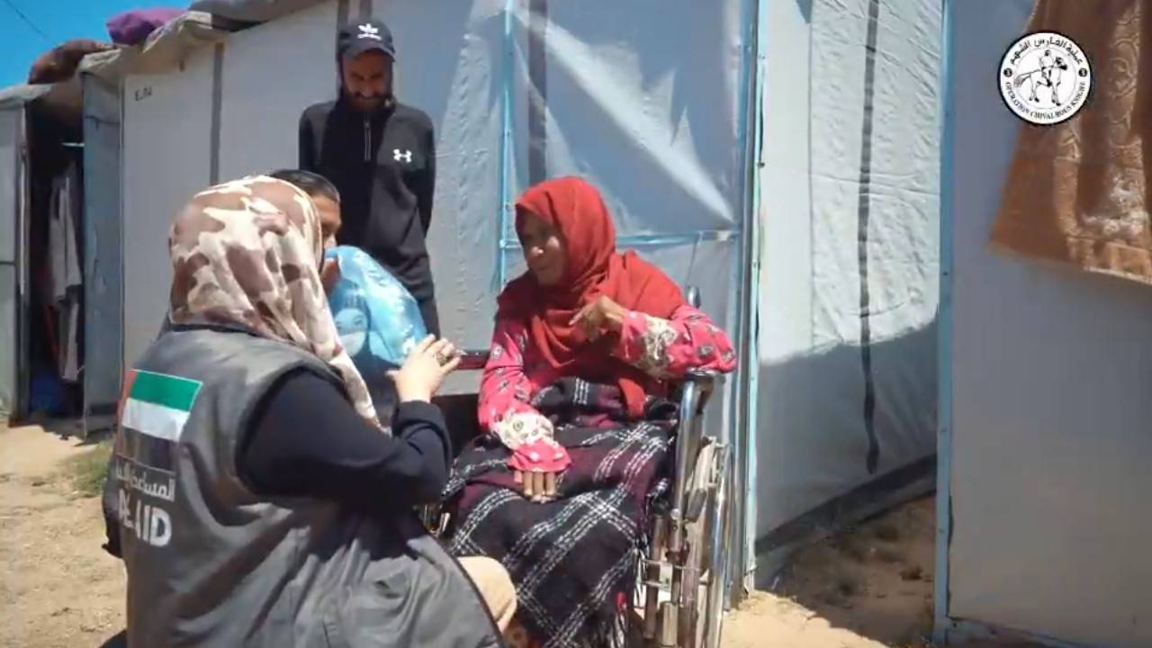 «الفارس الشهم 3» توزّع الملابس على النازحين في غزة