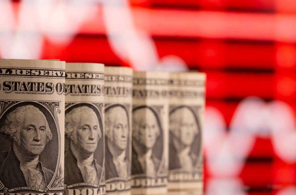 أوراق نقدية أمريكية من فئة دولار واحد أمام رسم بياني للأسهم (رويترز - أرشيفية) أوراق نقدية أمريكية من فئة دولار واحد أمام رسم بياني للأسهم (رويترز - أرشيفية)