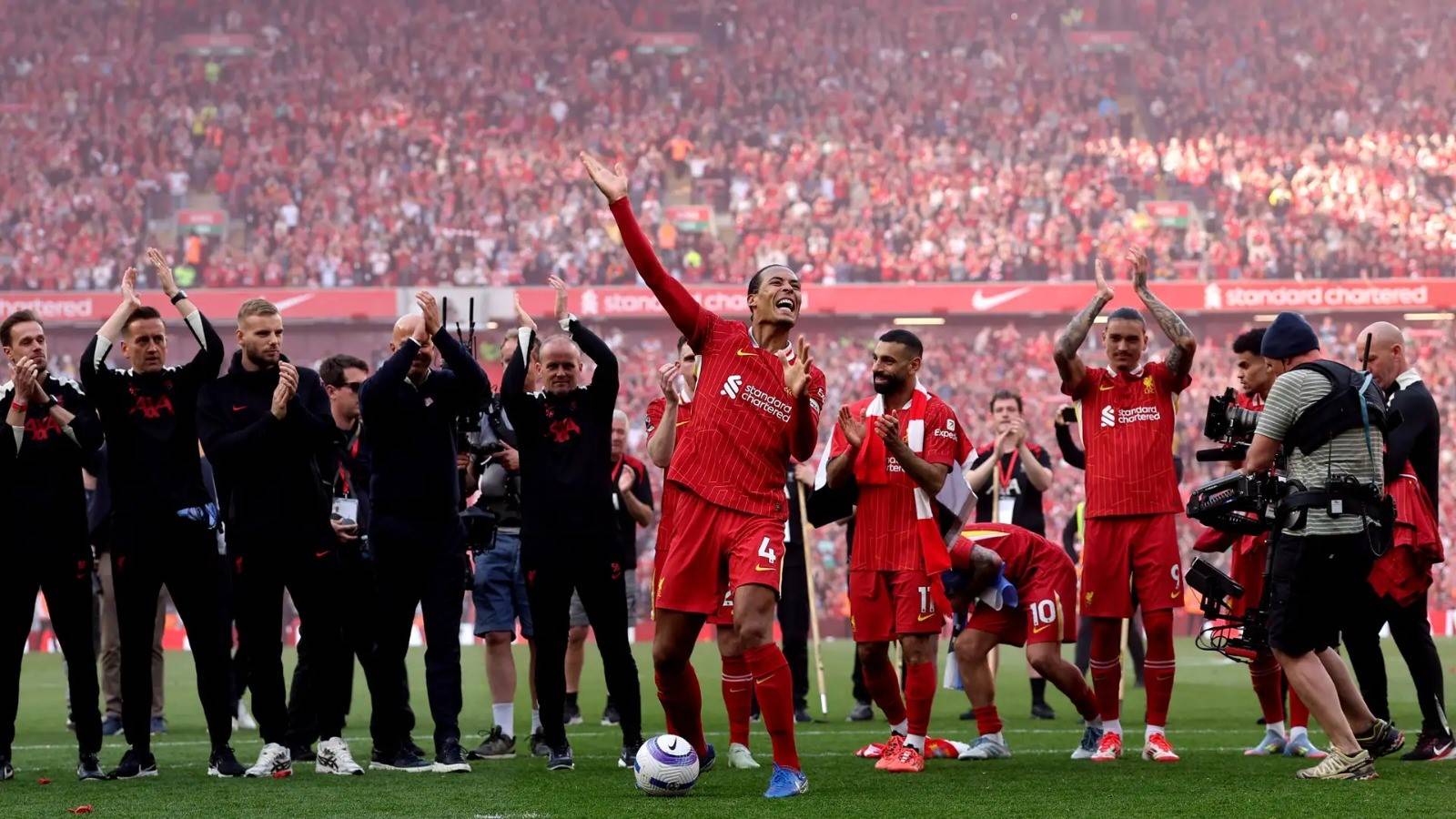 بالزي الفرعوني والعلم المصري.. لاعبو ليفربول يحتفلون بالدوري الإنجليزي