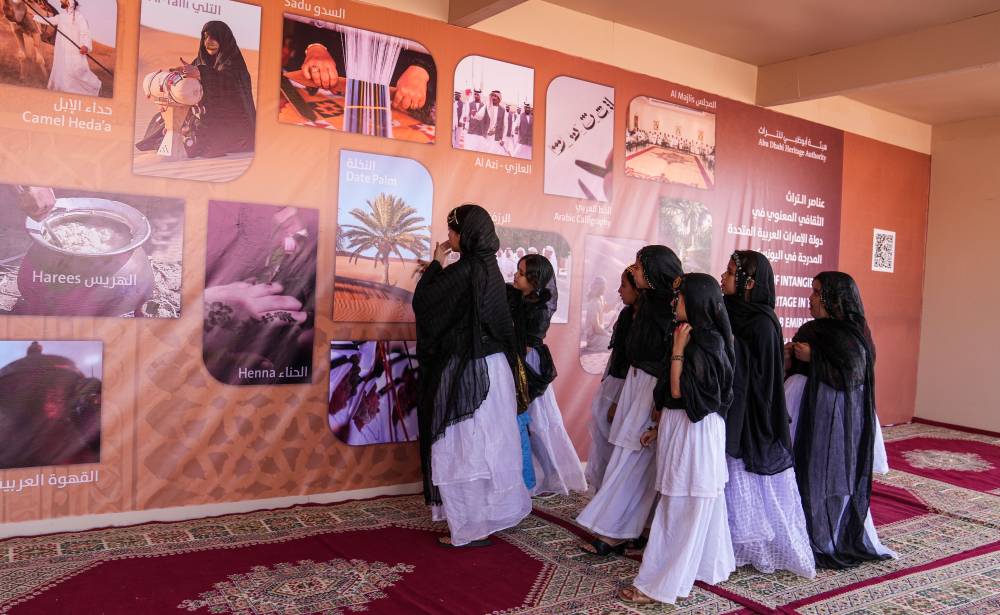 آلاف الزوار لجناح الإمارات في موسم طانطان بالمغرب آلاف الزوار لجناح الإمارات في موسم طانطان بالمغرب