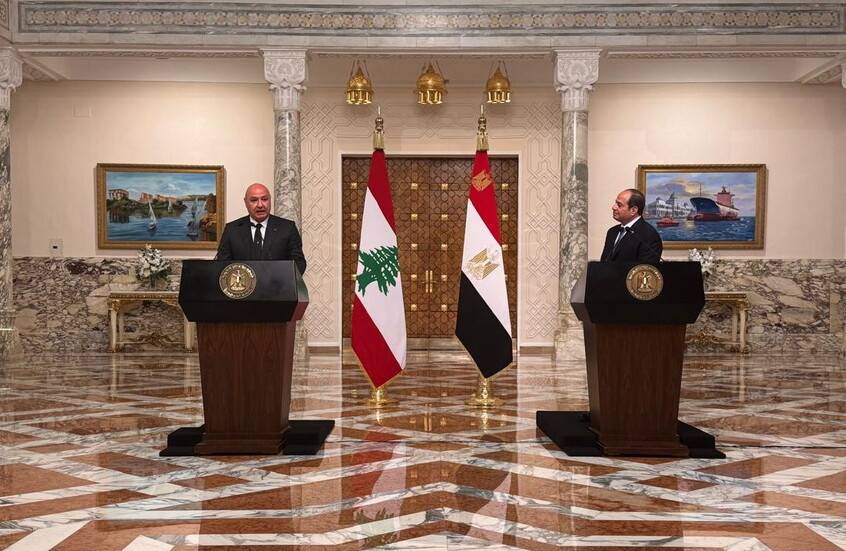 السيسي وعون خلال مؤتمر صحفي مشترك في القاهرة (الخليج)