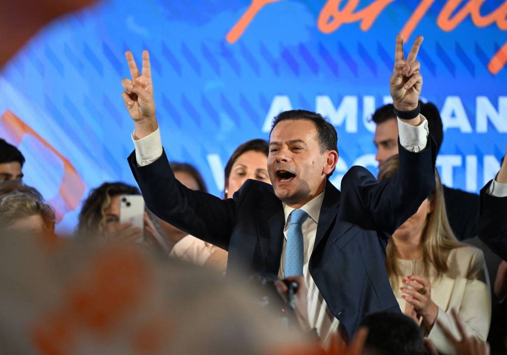 لويس مونتينيغرو رئيس وزراء البرتغال وزعيم حزب التحالف الديمقراطي يحتفل خلال تجمع انتخابي في مقر الحزب في لشبونة (بلومبرغ)