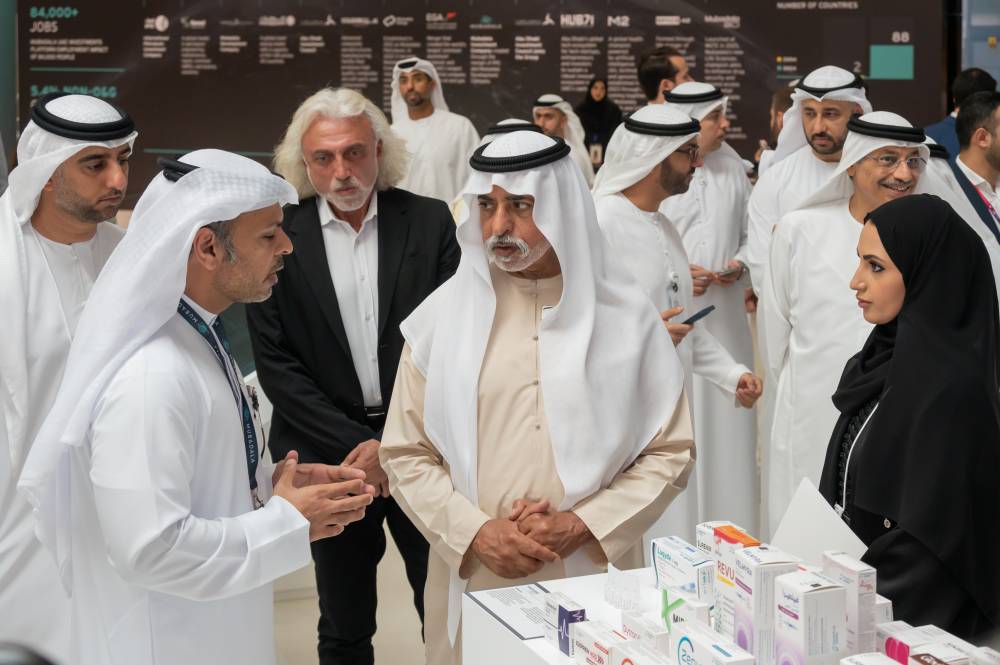 نهيان بن مبارك يستمع لشرح من أحد المشاركين