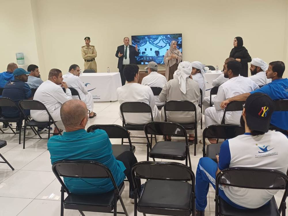 شرطة دبي تنظم ورشاً توعوية حول مخاطر عدم ترك المسافة الكافية .