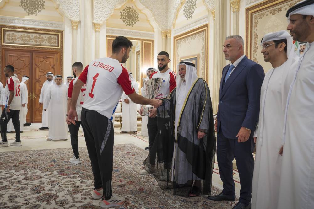 سلطان يصافح حارس الشارقة خالد توحيد بحضور الحزامي والمدفع وكوزمين وشاهين