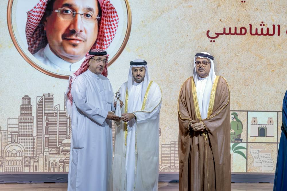 محمد بن حميد يكرم نجيب الشامسي بحضور المسلم