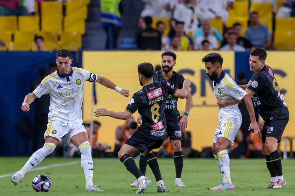رونالدو يراوغ في مباراة النصر والخليج رونالدو يراوغ في مباراة النصر والخليج