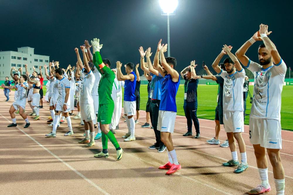 لاعبو دبا يحتفلون مع جماهيرهم