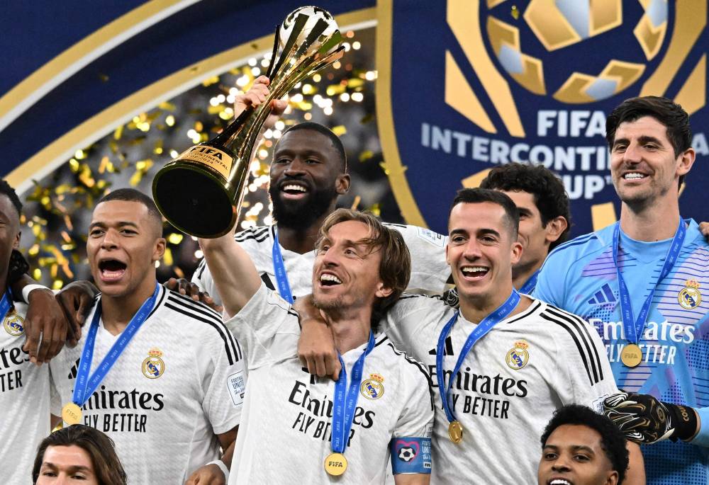 لوكا مودريتش يحمل كأس العالم للأندية