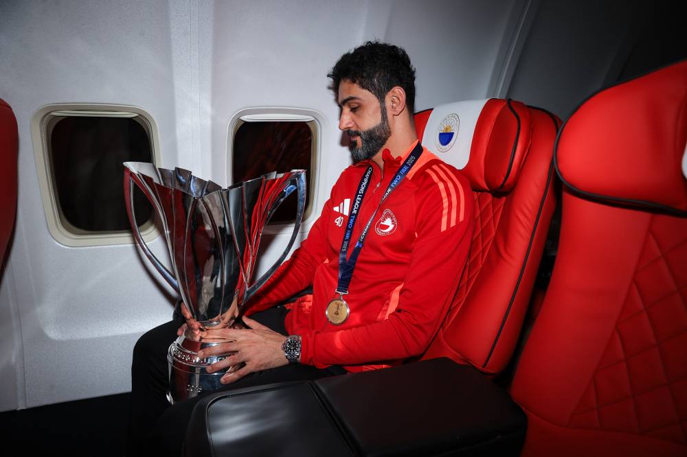 عادل الحوسني ينظر بكل حب إلى كأس آسيا