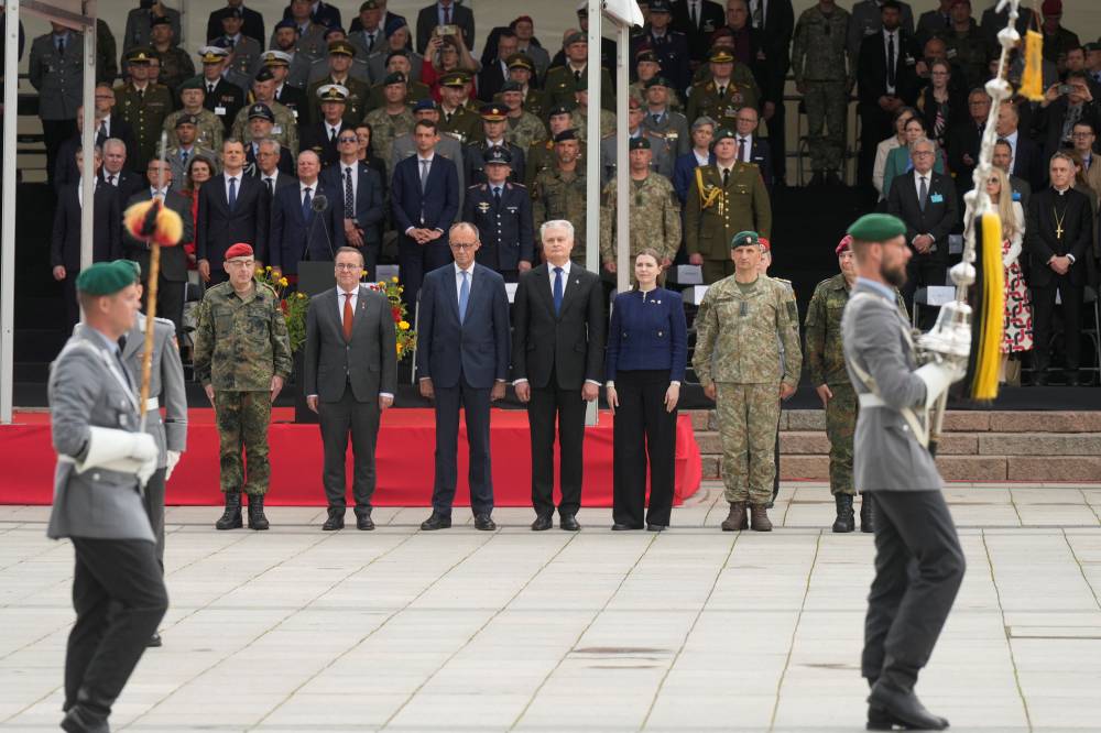 الرئيس الليتواني ونظيره الألماني، ووزيرا دفاع البلدين خلال حفل تدشين اللواء الألماني المدرع الخامس في ليتوانيا