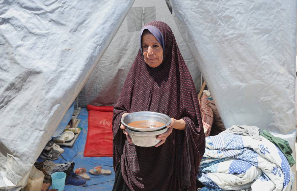 بوجبة واحدة.. أسرة غزية تقاوم المجاعة وسط أهوال الحرب بوجبة واحدة.. أسرة غزية تقاوم المجاعة وسط أهوال الحرب