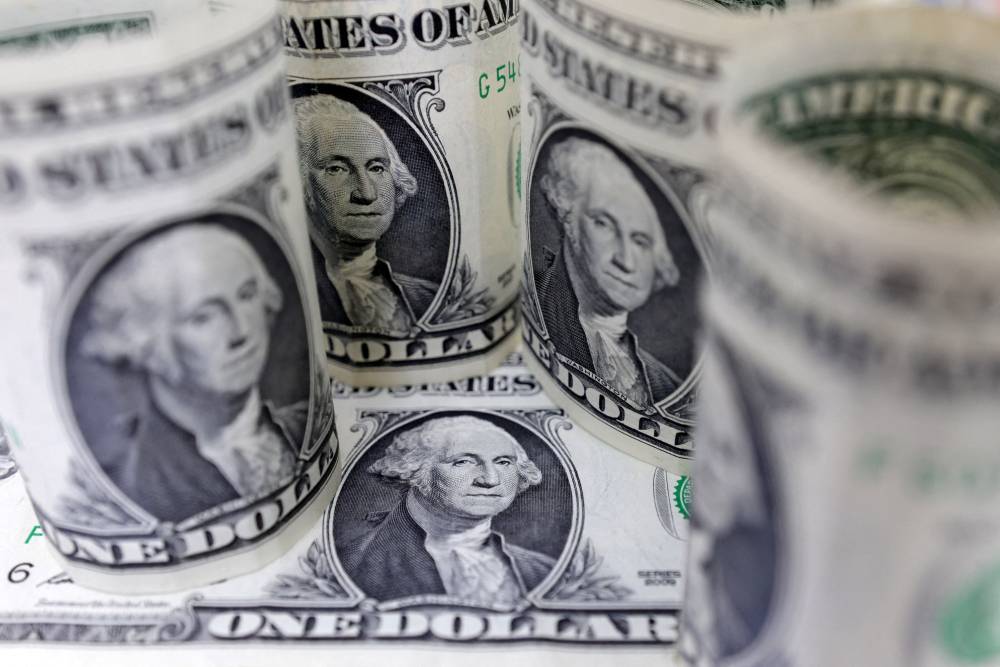 الدولار يرتفع والذهب يتراجع بعد وقف محكمة تنفيذ رسوم «يوم التحرير» الدولار يرتفع والذهب يتراجع بعد وقف محكمة تنفيذ رسوم «يوم التحرير»