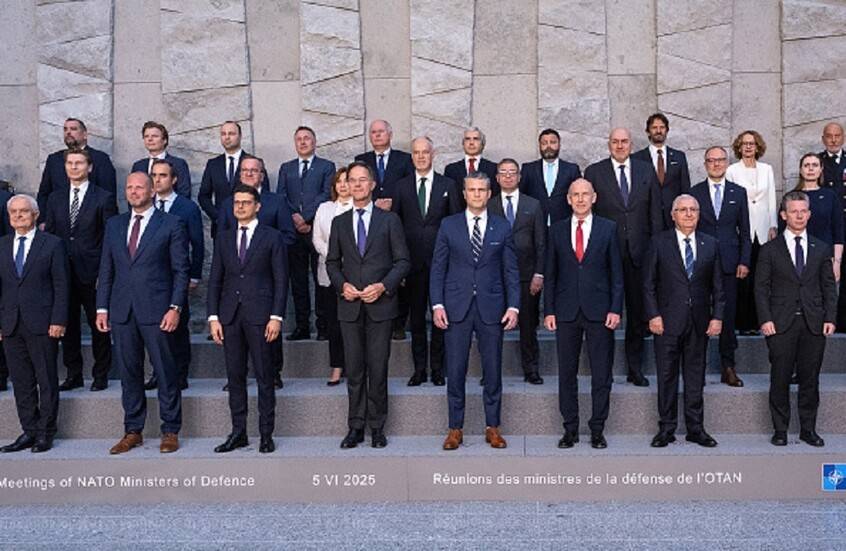 صورة جماعية لوزراء الدفاع في دول حلف الناتو قبل اجتماعهم أمس في بروكسل (أ.ف.ب)