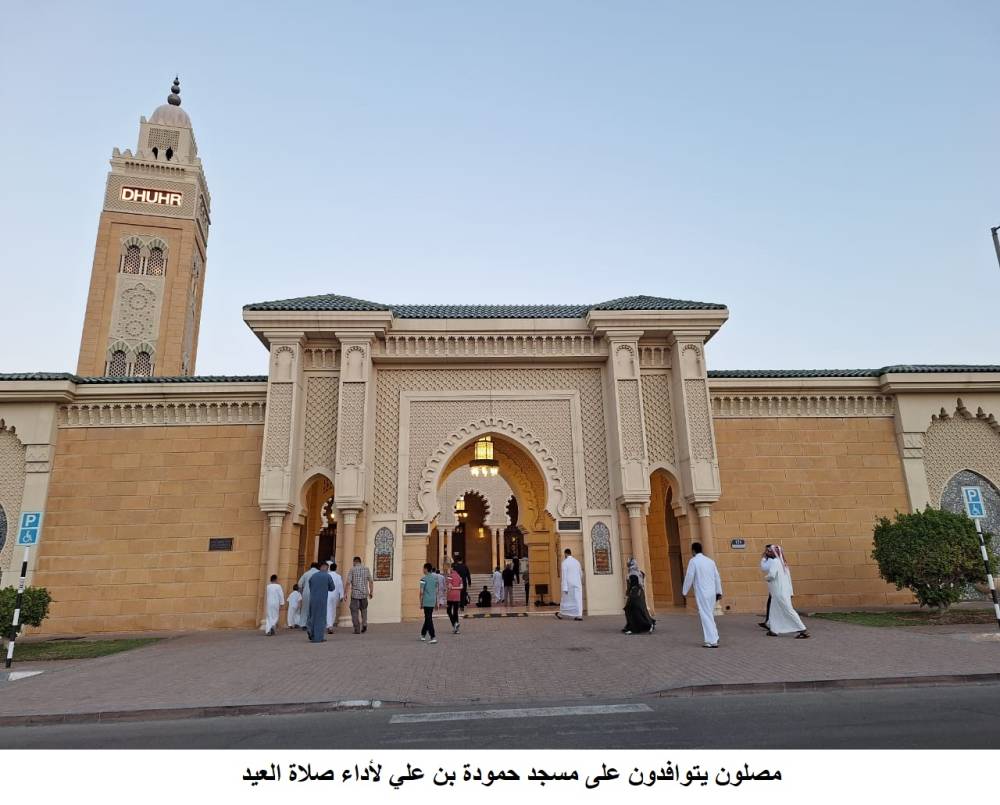 مصلون يتوافدون على مسجد حمودة بن علي