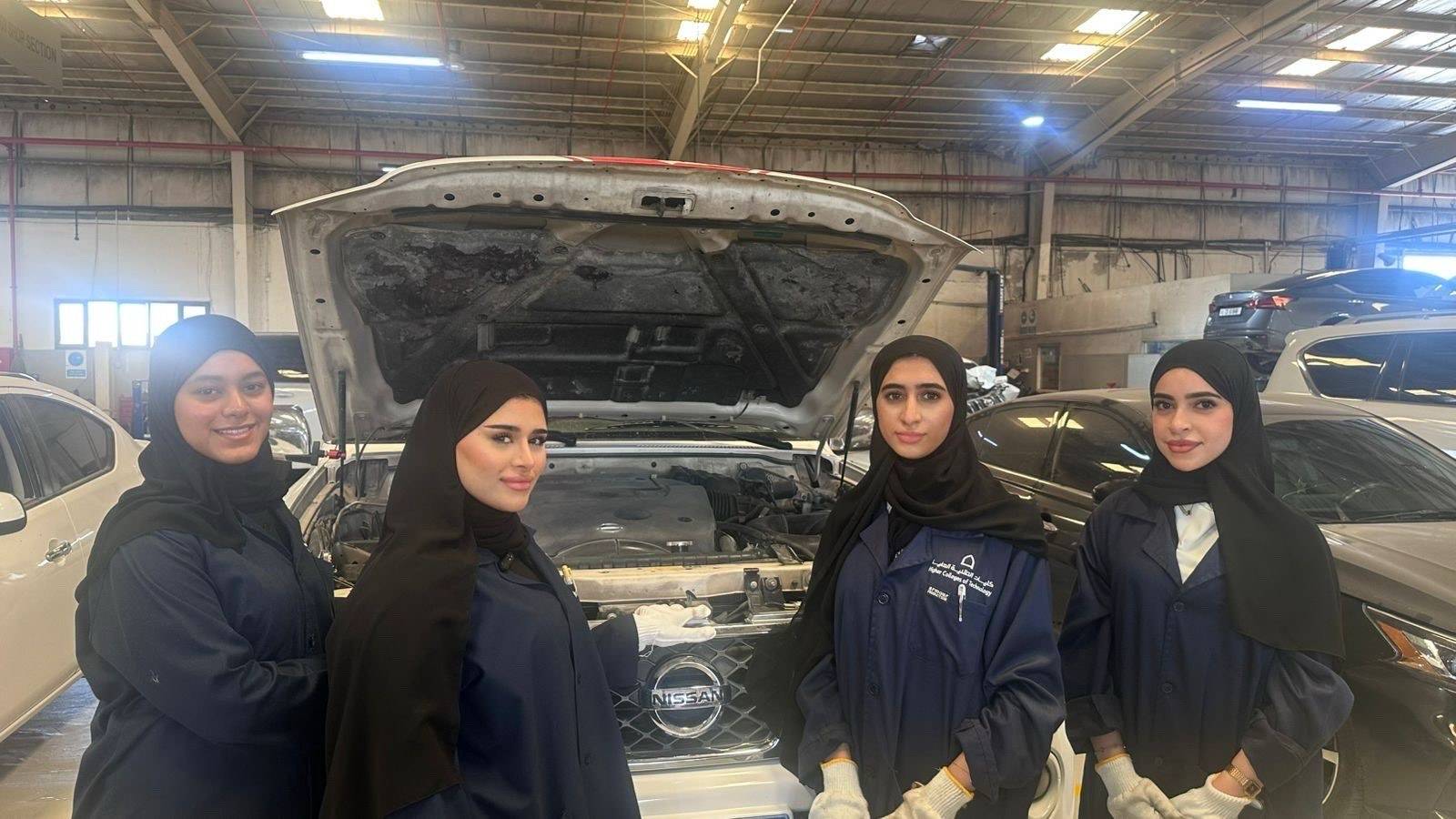 طالبات الهندسة الكهربائية يتدربن في إحدى ورش صيانة المركبات