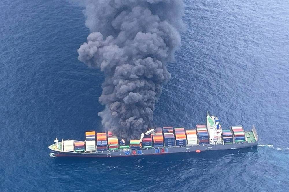انفجارات وحرائق على متن سفينة قبالة ساحل كيرالا بالهند انفجارات وحرائق على متن سفينة قبالة ساحل كيرالا بالهند