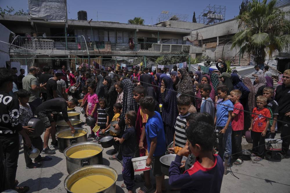(ا ب) فلسطينيون ينتظرون الحصول على طعام من مطبخ مجتمعي في مدينة غزة