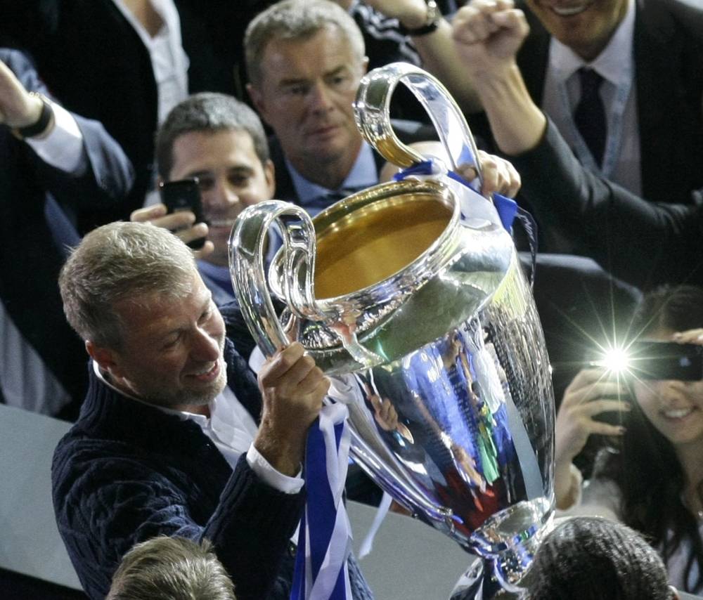 أبراموفيتش يحمل لقب أوروبا في 2012 أبراموفيتش يحمل لقب أوروبا في 2012
