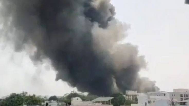 تحطم طائرة تقل 133 شخصاً في مطار أحمد أباد بالهند تحطم طائرة تقل 133 شخصاً في مطار أحمد أباد بالهند