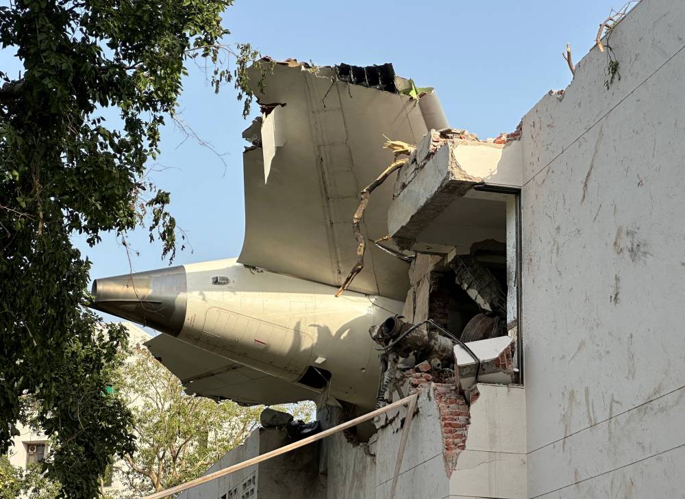 مشاهد للطائرة الهندية بعد سقوطها مشاهد للطائرة الهندية بعد سقوطها