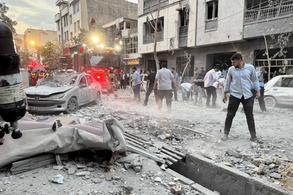 إيران: 407 قتلى ومصابين جراء الهجوم الإسرائيلي على طهران إيران: 407 قتلى ومصابين جراء الهجوم الإسرائيلي على طهران