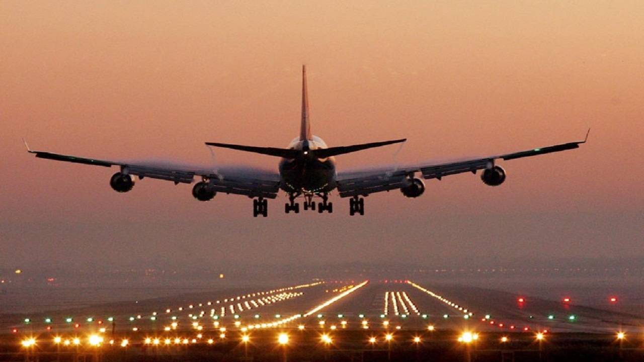ينتحل شخصية مضيف ويسافر 120 مرة مجاناً ينتحل شخصية مضيف ويسافر 120 مرة مجاناً