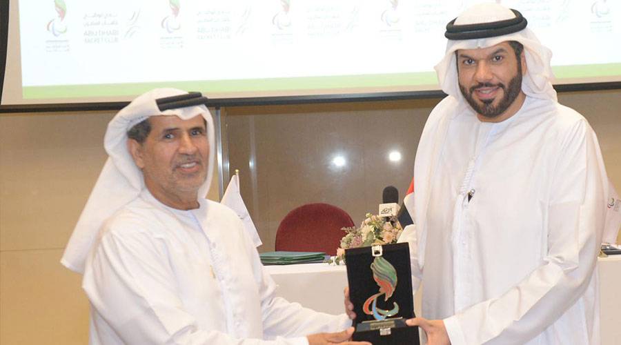 محمد الهاملي وحمد المحياس يتبادلان الدروع التذكارية محمد الهاملي وحمد المحياس يتبادلان الدروع التذكارية