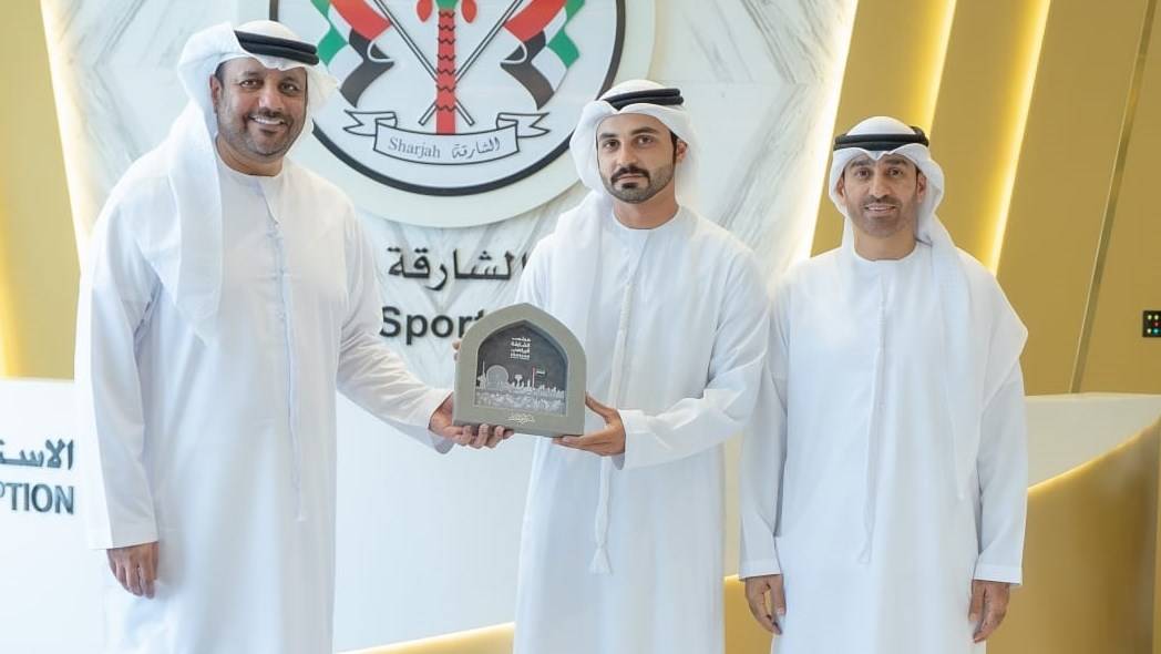 مجلس الشارقة يكرّم الحمادي تقديراً لإنجازاته في الرياضات الجوية