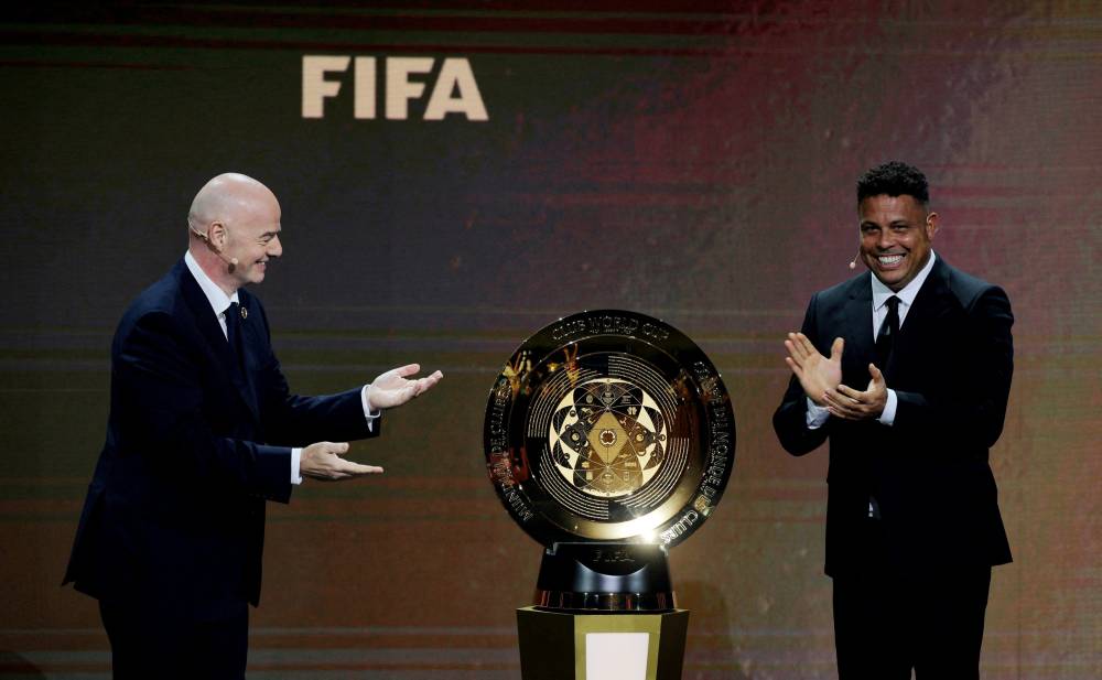 إنفانتينو ورونالدو لحظة الكشف عن كأس العالم للأندية