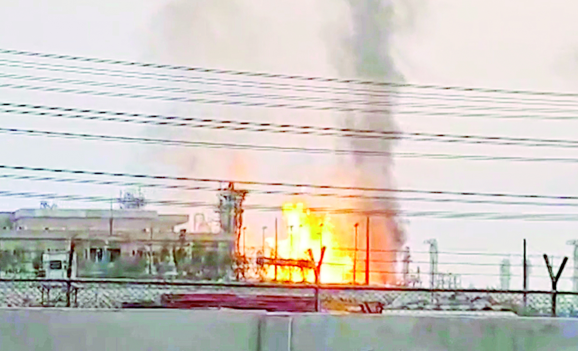 مصفاة في حقل غاز جنوب بارس الإيراني بعد أن ضربتها طائرة بدون طيار إسرائيلية مصفاة في حقل غاز جنوب بارس الإيراني بعد أن ضربتها طائرة بدون طيار إسرائيلية