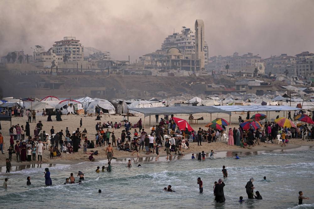 نازحون فلسطينيون ينصبون خياهم في منطقة ميناء غزة (أ.ب)