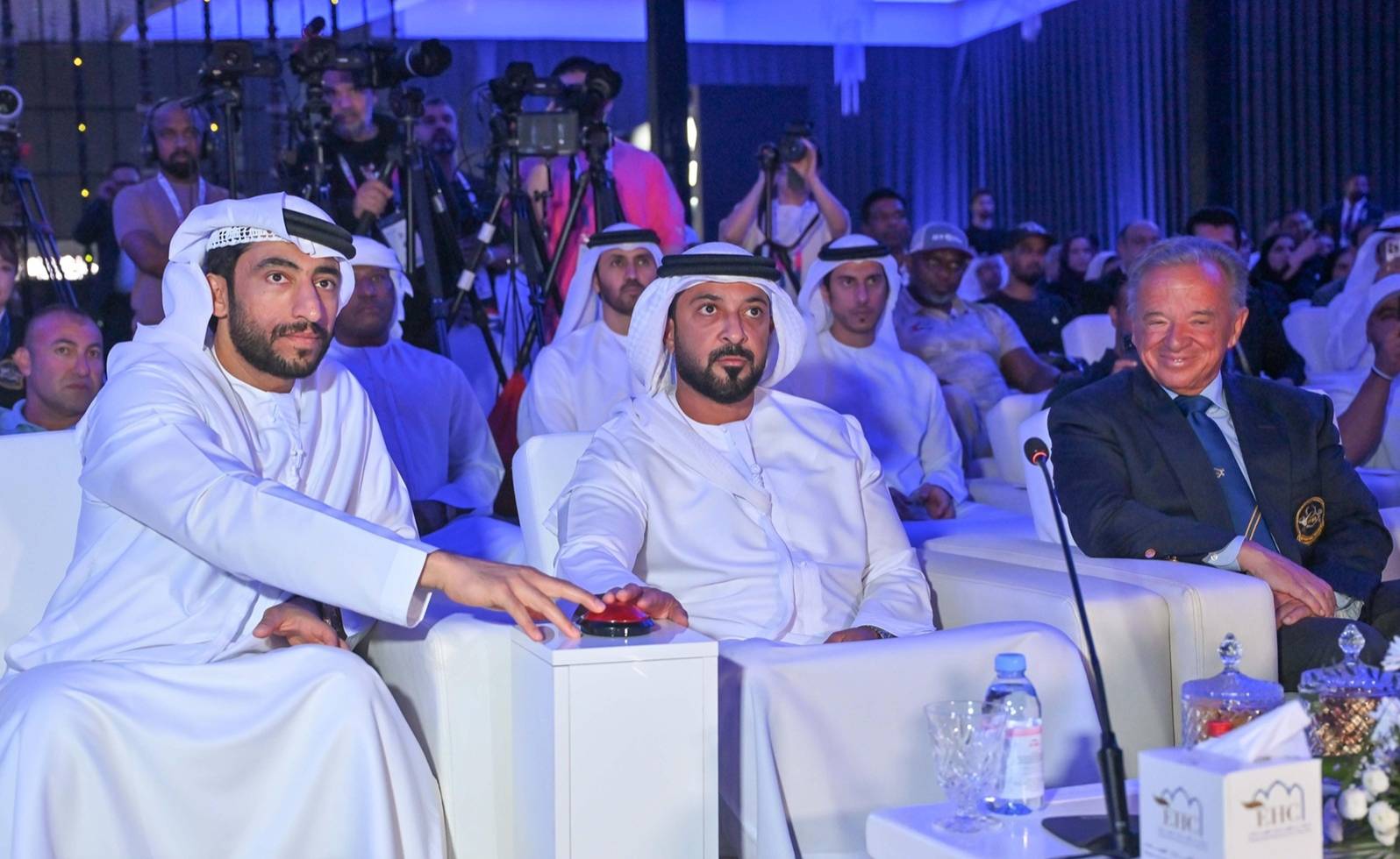 عبد العزيز النعيمي وعبدالله الشرقي خلال حضورهما البطولة