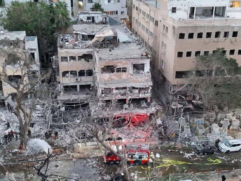 إسرائيل.. 5 قتلى و74 جريحا جراء قصف صاروخي إيراني