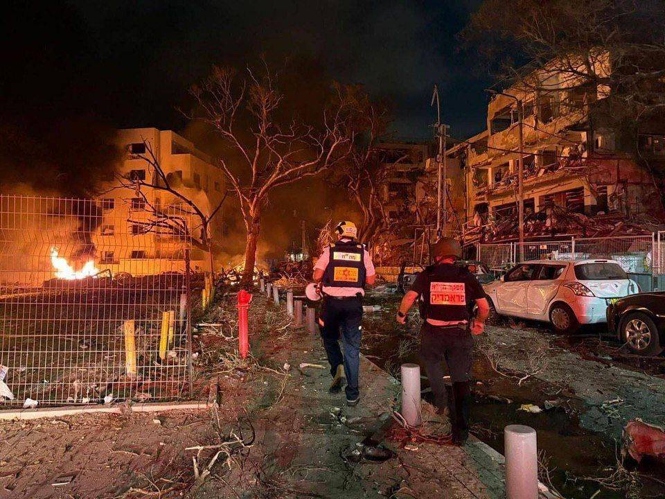 اشتعال النار بمحطة طاقة في حيفا نتيجة سقوط صواريخ إيرانية