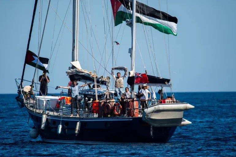 إسرائيل ترحّل إلى الأردن آخر ثلاثة ناشطين كانوا على متن السفينة «مادلين» إسرائيل ترحّل إلى الأردن آخر ثلاثة ناشطين كانوا على متن السفينة «مادلين»