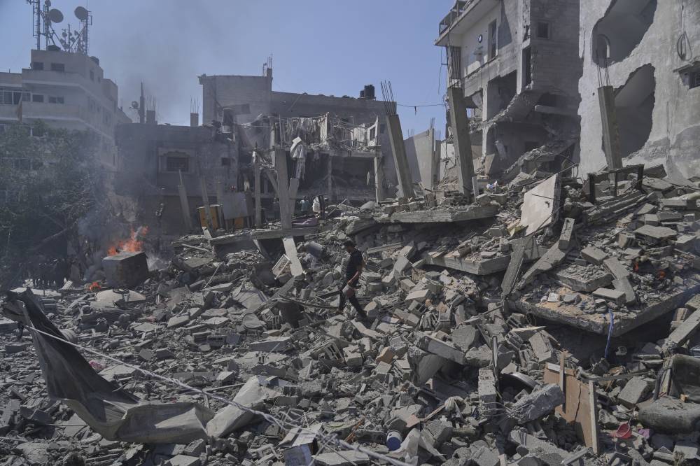 سكان غزة المنهكون من الحرب يتداولون صور الدمار في إسرائيل سكان غزة المنهكون من الحرب يتداولون صور الدمار في إسرائيل