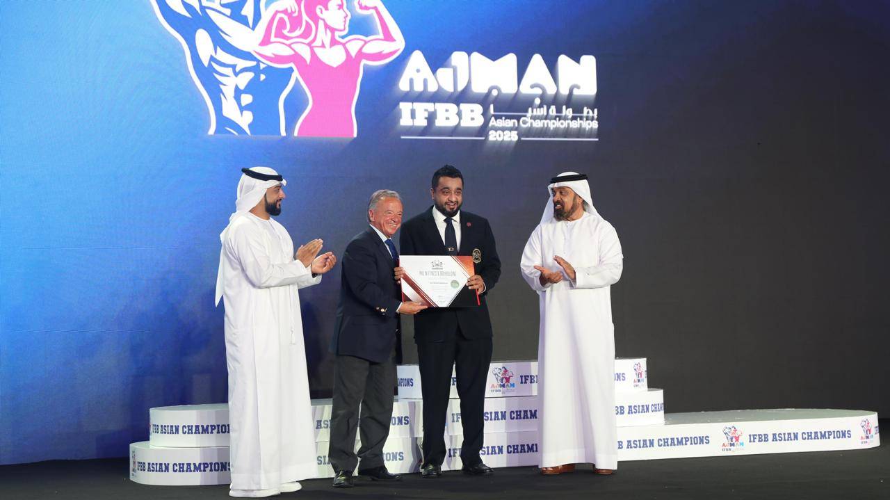 وليد عبدالكريم يتسلم شهادة الدكتوراه من رئيس الاتحاد الدولي