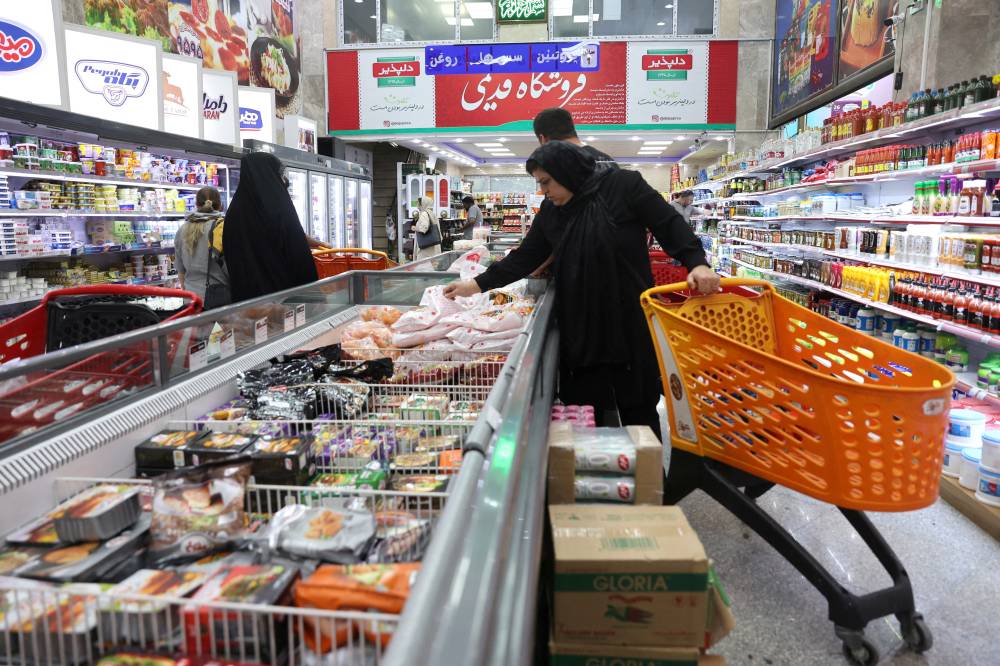 إيرانيون يفرون من العاصمة طهران هرباً من الغارات الإسرائيلية