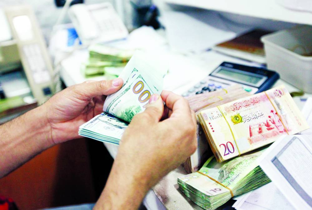 الدولار يتراجع وسط التركيز على الأوضاع بالمنطقة