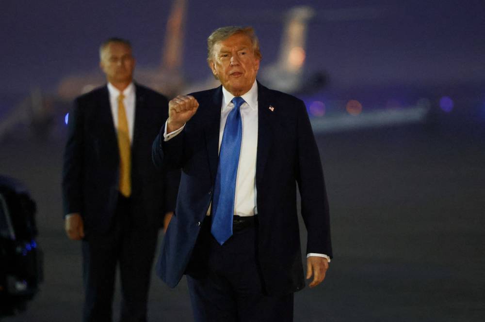 U.S. President Donald Trump gestures after returning early from the G7 Leaders' Summit in Canada, at Joint Base Andrews, Maryland, U.S., June 17, 2025. REUTERS/Kevin Lamarque TPX IMAGES OF THE DAY ترامب