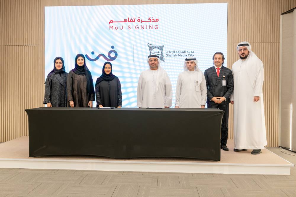 راشد العوبد وجواهر بنت عبدالله وممثلو «شمس» و«فن» خلال توقيع الاتفاقية راشد العوبد وجواهر بنت عبدالله وممثلو «شمس» و«فن» خلال توقيع الاتفاقية
