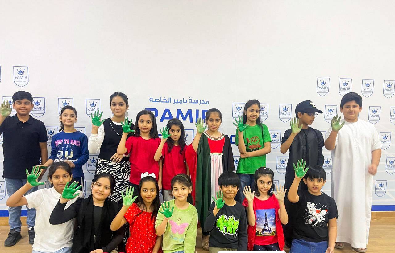 أكبر علم للإمارات ببصمات الأيدي في «غينيس» أكبر علم للإمارات ببصمات الأيدي في «غينيس»