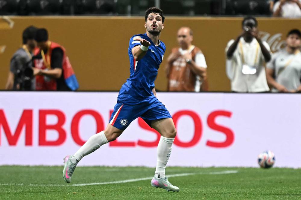 بدرو نيتو يحتفل بهدفه 1